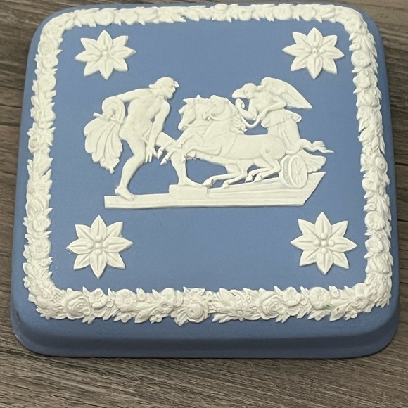 Vintage WEDGWOOD Blue JASPERWARE Square Trinket Box Lid Mythology - Picture 2 of 11